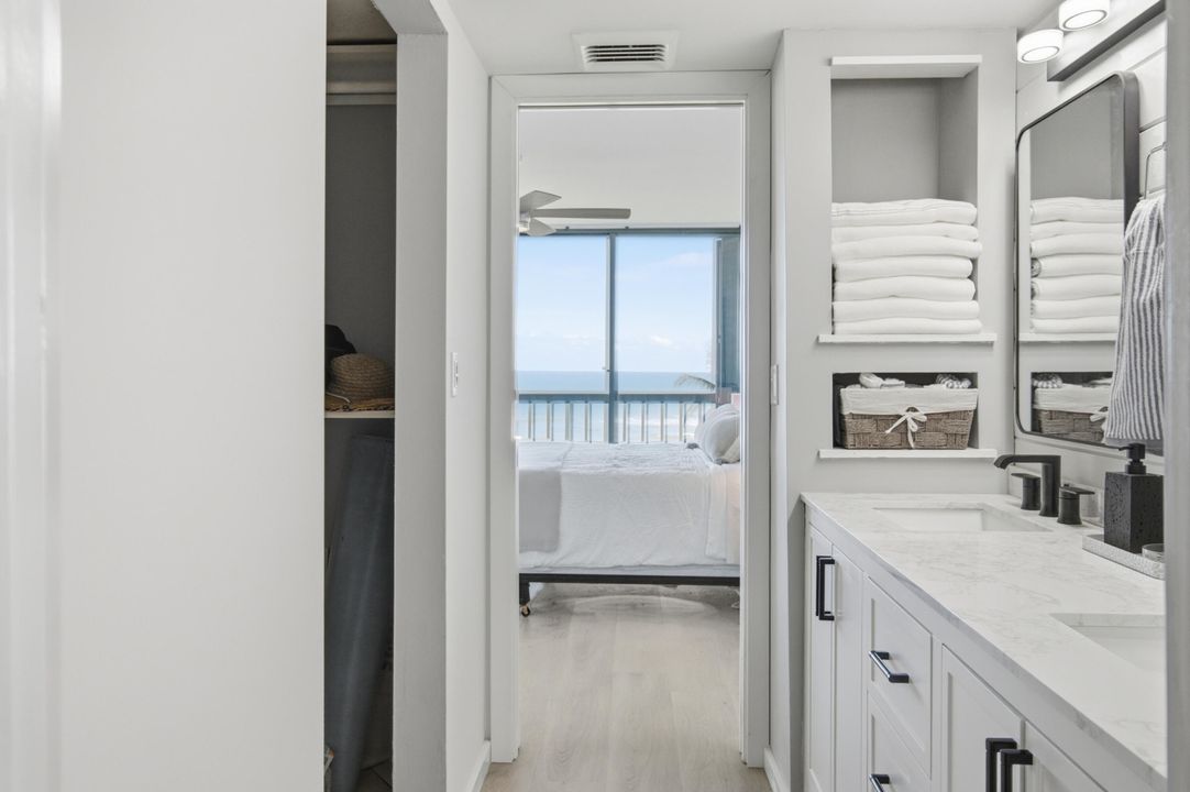 For Sale: $440,000 (1 beds, 2 baths, 1011 Square Feet)