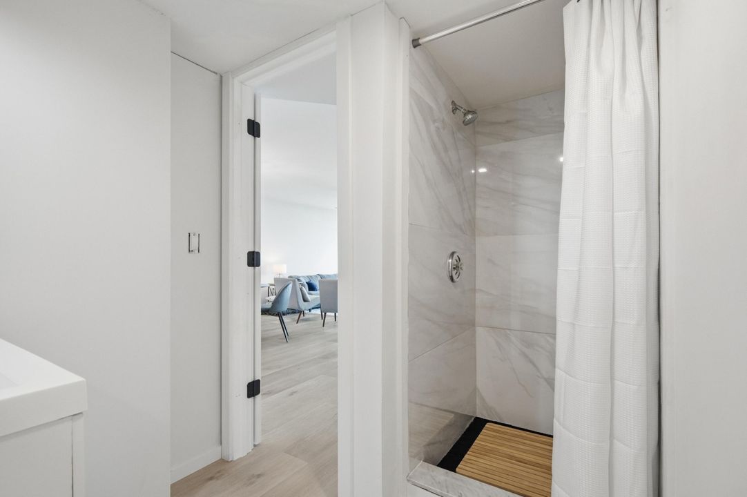 For Sale: $440,000 (1 beds, 2 baths, 1011 Square Feet)