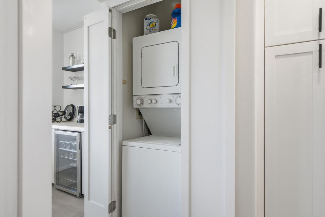 For Sale: $440,000 (1 beds, 2 baths, 1011 Square Feet)