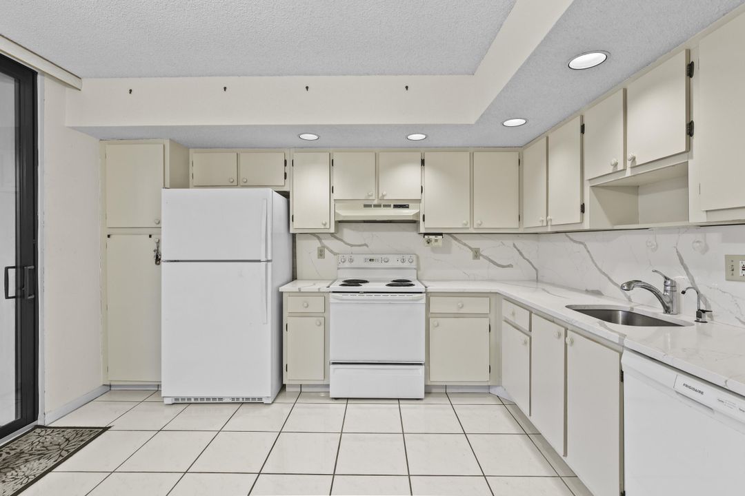 На продажу: $219,000 (2 спален, 2 ванн, 1050 Квадратных фут)