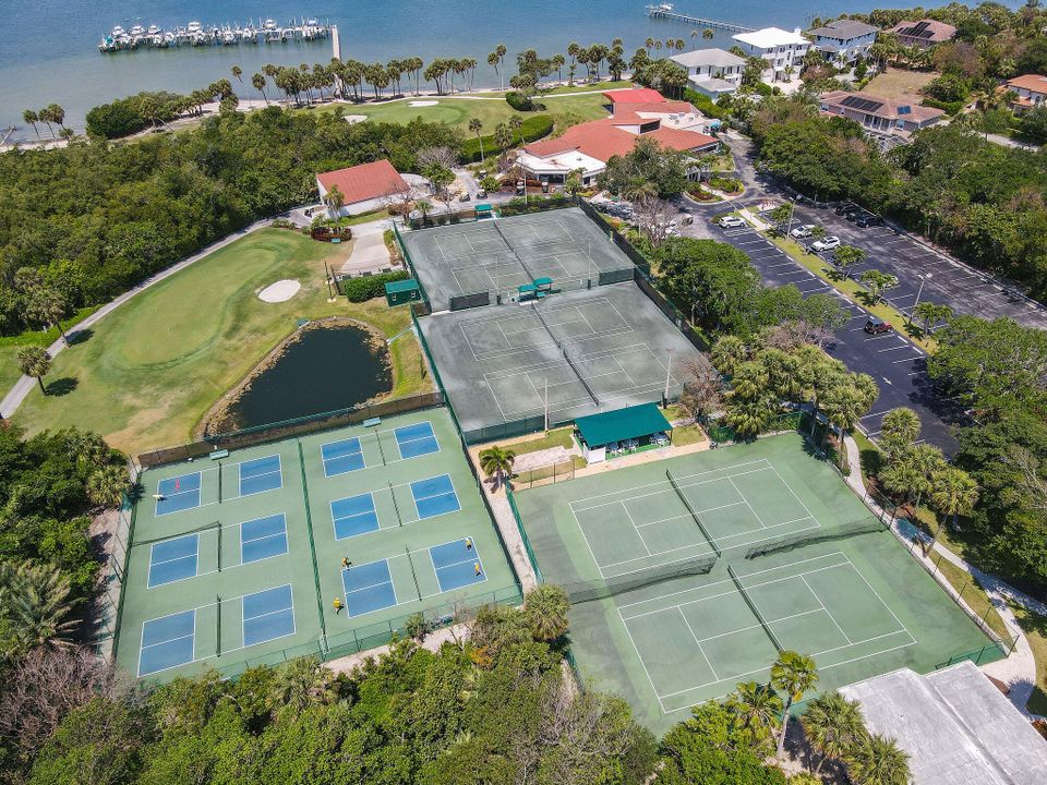 For Sale: $440,000 (1 beds, 2 baths, 1011 Square Feet)