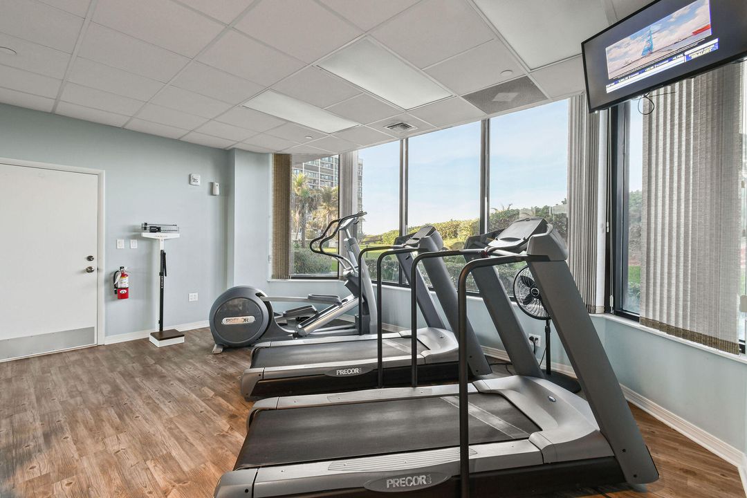 For Sale: $440,000 (1 beds, 2 baths, 1011 Square Feet)