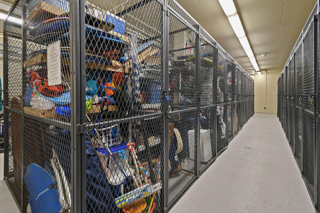 For Sale: $440,000 (1 beds, 2 baths, 1011 Square Feet)