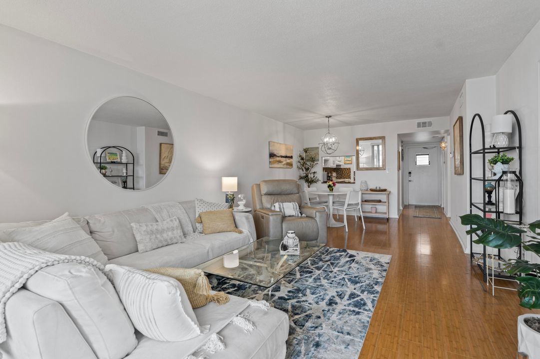 出租: $3,000 (2 贝兹, 2 浴室, 1056 平方英尺)