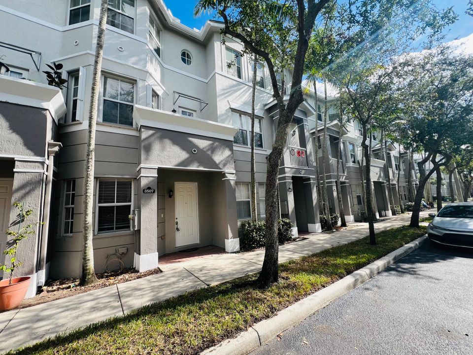 合同活跃: $2,400 (3 贝兹, 3 浴室, 1815 平方英尺)