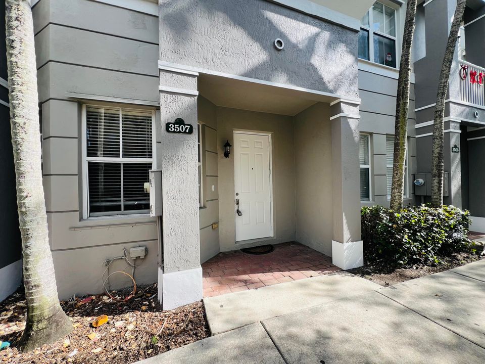 合同活跃: $2,400 (3 贝兹, 3 浴室, 1815 平方英尺)