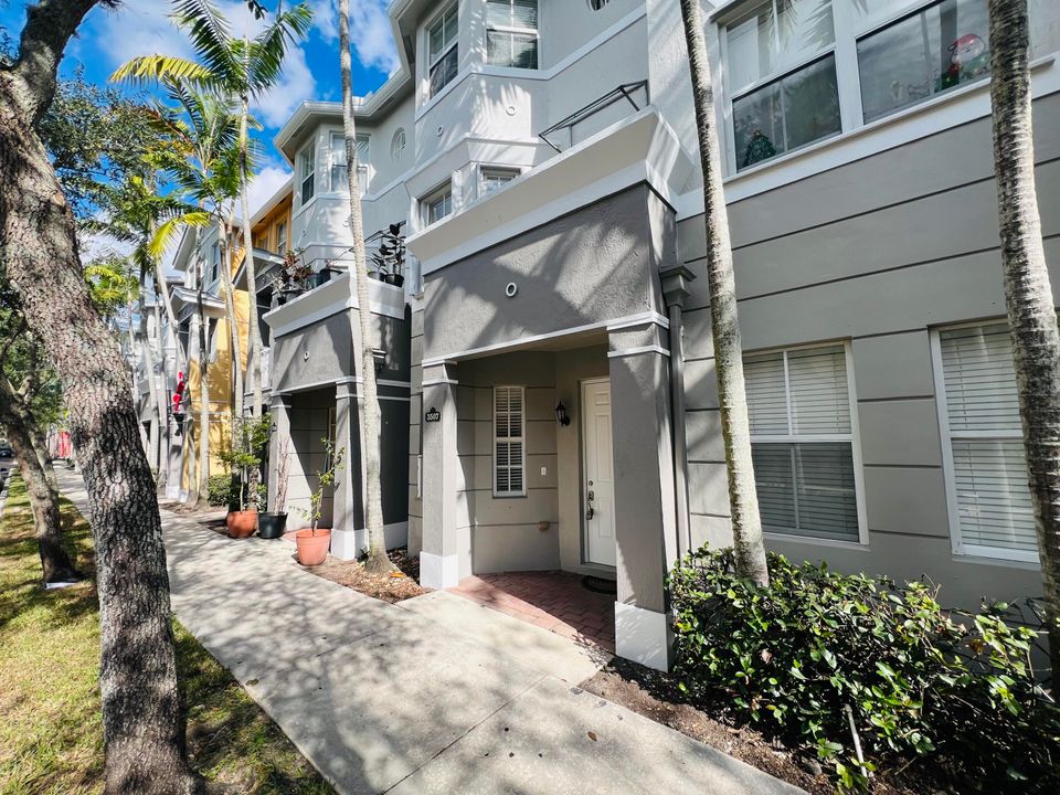 合同活跃: $2,400 (3 贝兹, 3 浴室, 1815 平方英尺)