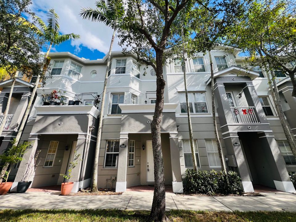 合同活跃: $2,400 (3 贝兹, 3 浴室, 1815 平方英尺)