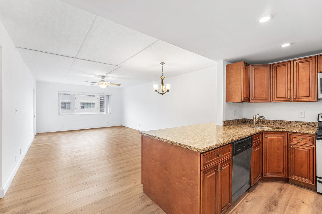 For Rent: $2,000 (2 beds, 1 baths, 948 Square Feet)