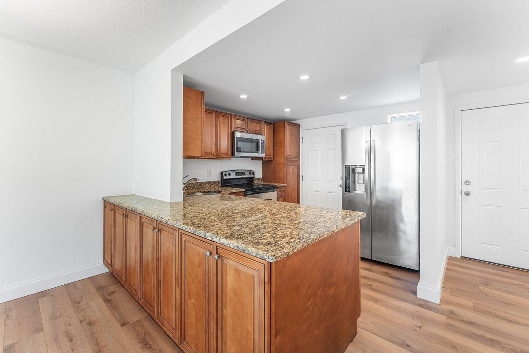 For Rent: $2,000 (2 beds, 1 baths, 948 Square Feet)