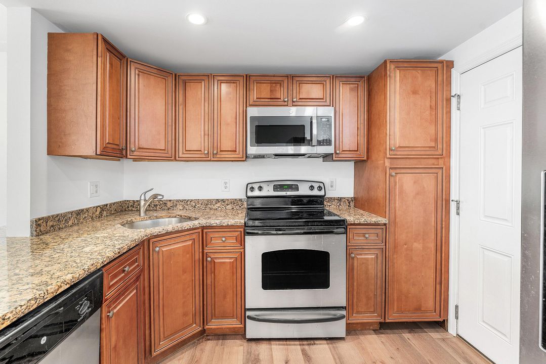 For Rent: $2,000 (2 beds, 1 baths, 948 Square Feet)