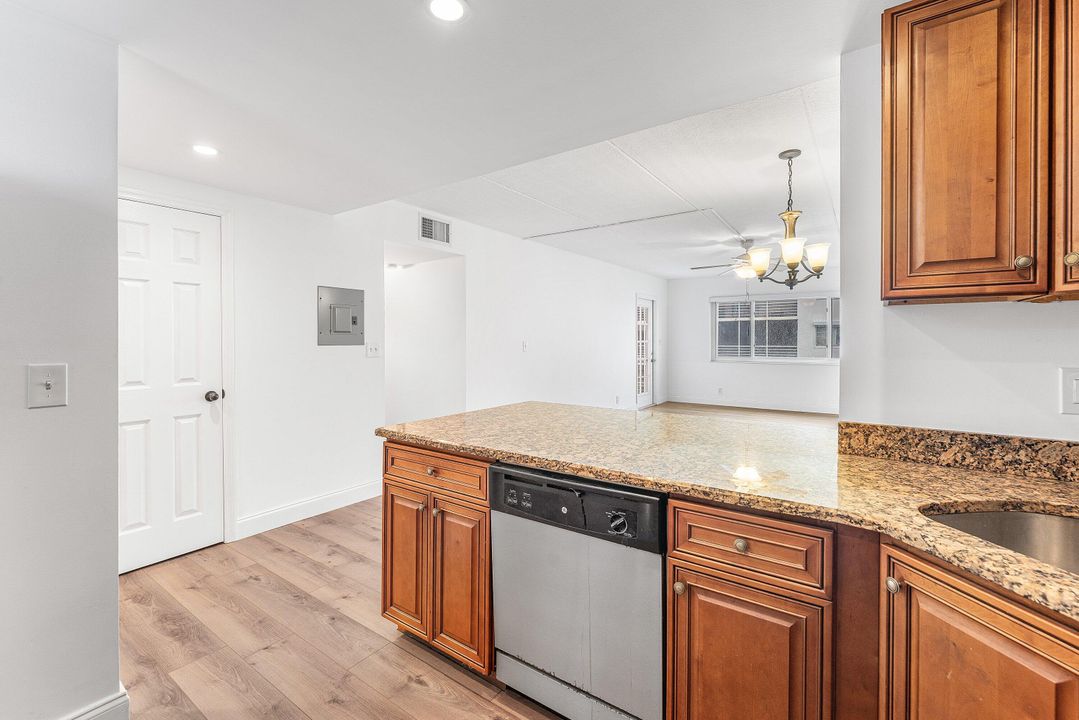 For Rent: $2,000 (2 beds, 1 baths, 948 Square Feet)