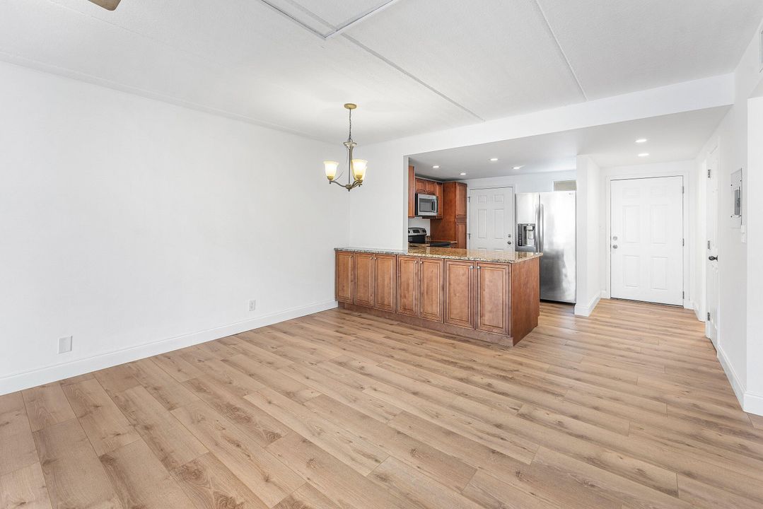 For Rent: $2,000 (2 beds, 1 baths, 948 Square Feet)