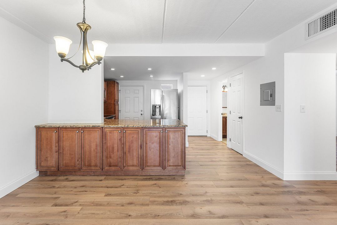 For Rent: $2,000 (2 beds, 1 baths, 948 Square Feet)