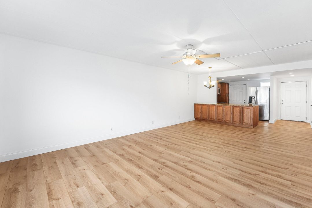 For Rent: $2,000 (2 beds, 1 baths, 948 Square Feet)