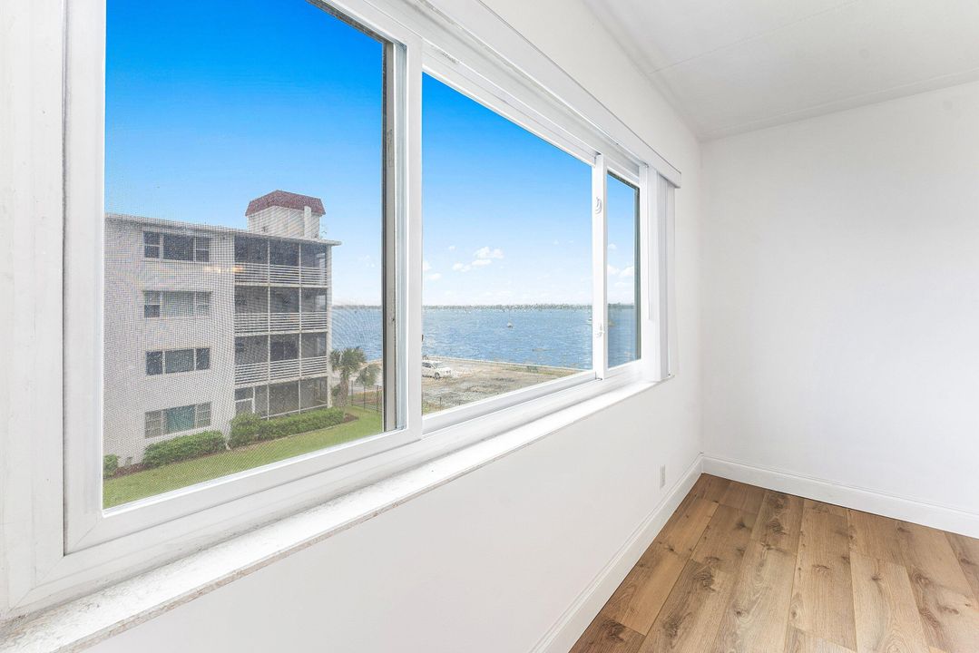 For Rent: $2,000 (2 beds, 1 baths, 948 Square Feet)