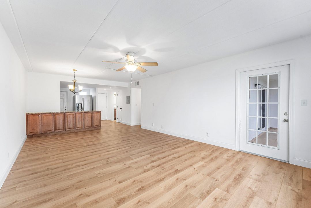 For Rent: $2,000 (2 beds, 1 baths, 948 Square Feet)