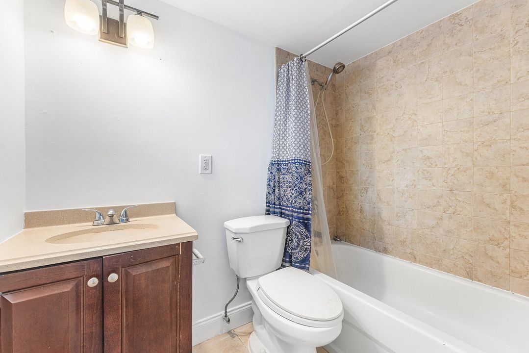 For Rent: $2,000 (2 beds, 1 baths, 948 Square Feet)