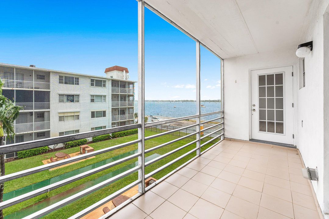 For Rent: $2,000 (2 beds, 1 baths, 948 Square Feet)