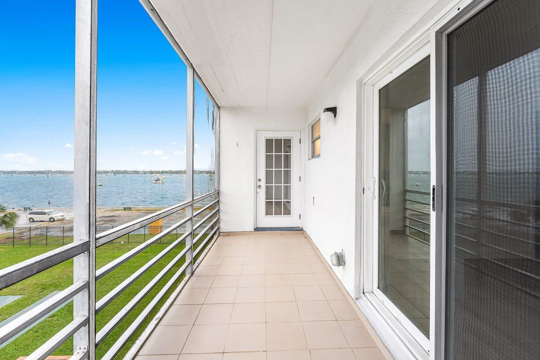 For Rent: $2,000 (2 beds, 1 baths, 948 Square Feet)