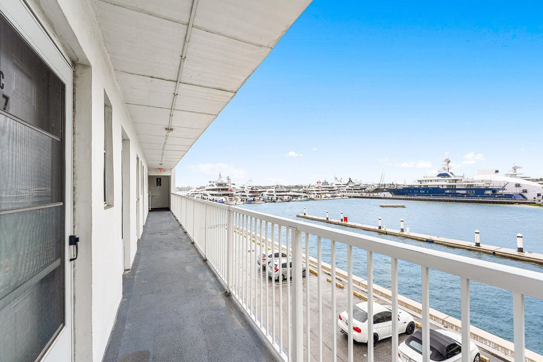 For Rent: $2,000 (2 beds, 1 baths, 948 Square Feet)