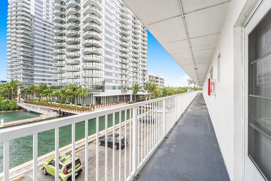 For Rent: $2,000 (2 beds, 1 baths, 948 Square Feet)