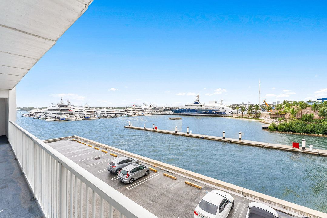 For Rent: $2,000 (2 beds, 1 baths, 948 Square Feet)