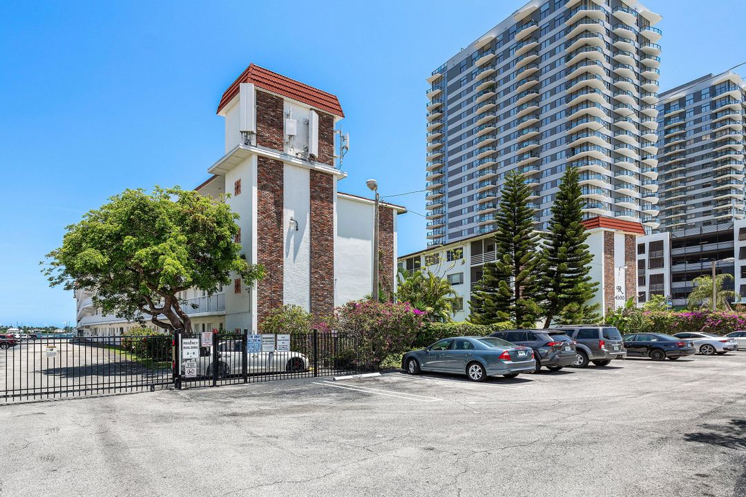 For Rent: $2,000 (2 beds, 1 baths, 948 Square Feet)