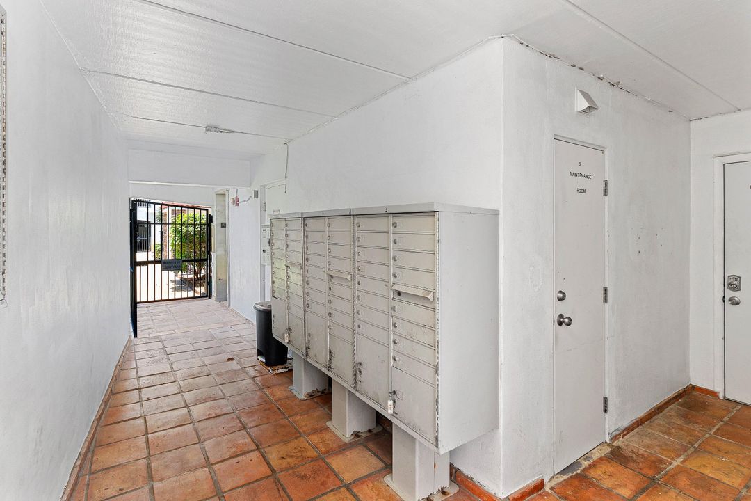 For Rent: $2,000 (2 beds, 1 baths, 948 Square Feet)