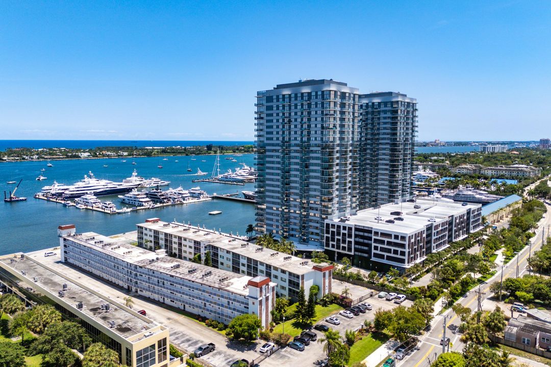 For Rent: $2,000 (2 beds, 1 baths, 948 Square Feet)