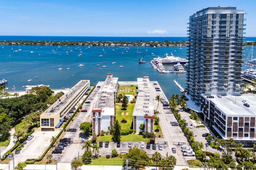 For Rent: $2,000 (2 beds, 1 baths, 948 Square Feet)