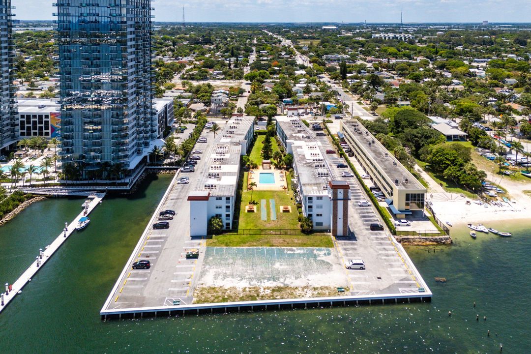 For Rent: $2,000 (2 beds, 1 baths, 948 Square Feet)