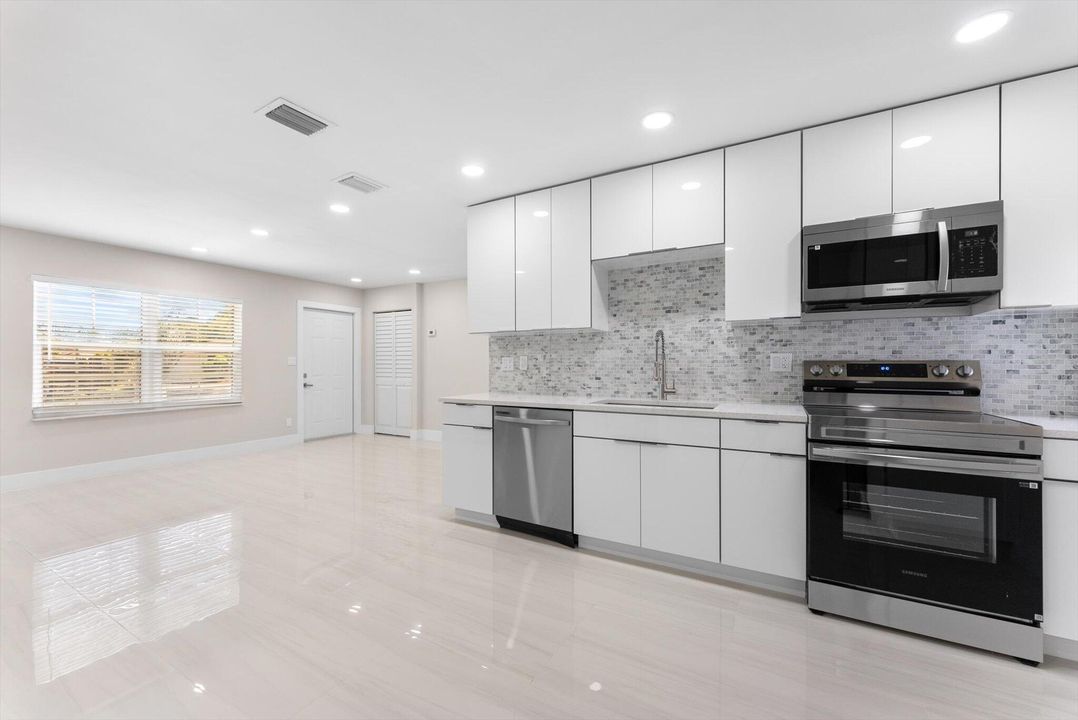 В аренду: $3,200 (3 спален, 1 ванн, 1216 Квадратных фут)