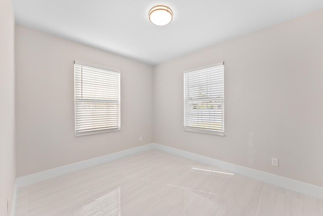 В аренду: $3,200 (3 спален, 1 ванн, 1216 Квадратных фут)