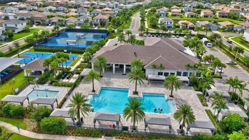 出租: $8,000 (4 贝兹, 3 浴室, 2656 平方英尺)