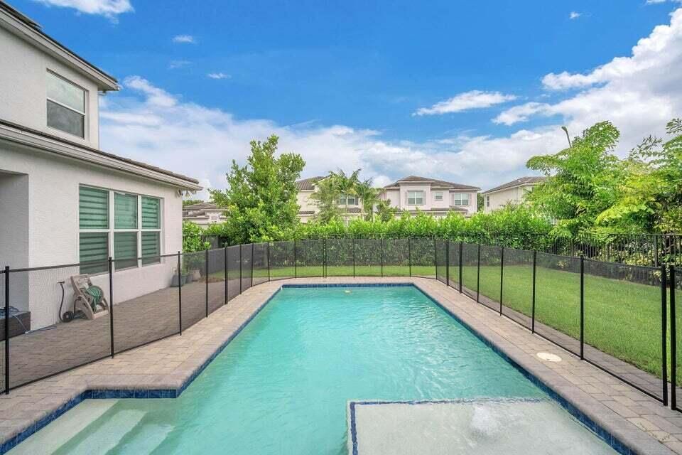 出租: $8,000 (4 贝兹, 3 浴室, 2656 平方英尺)