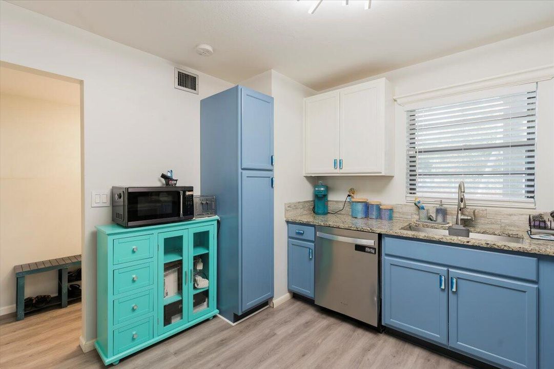 For Sale: $215,000 (2 beds, 2 baths, 1209 Square Feet)