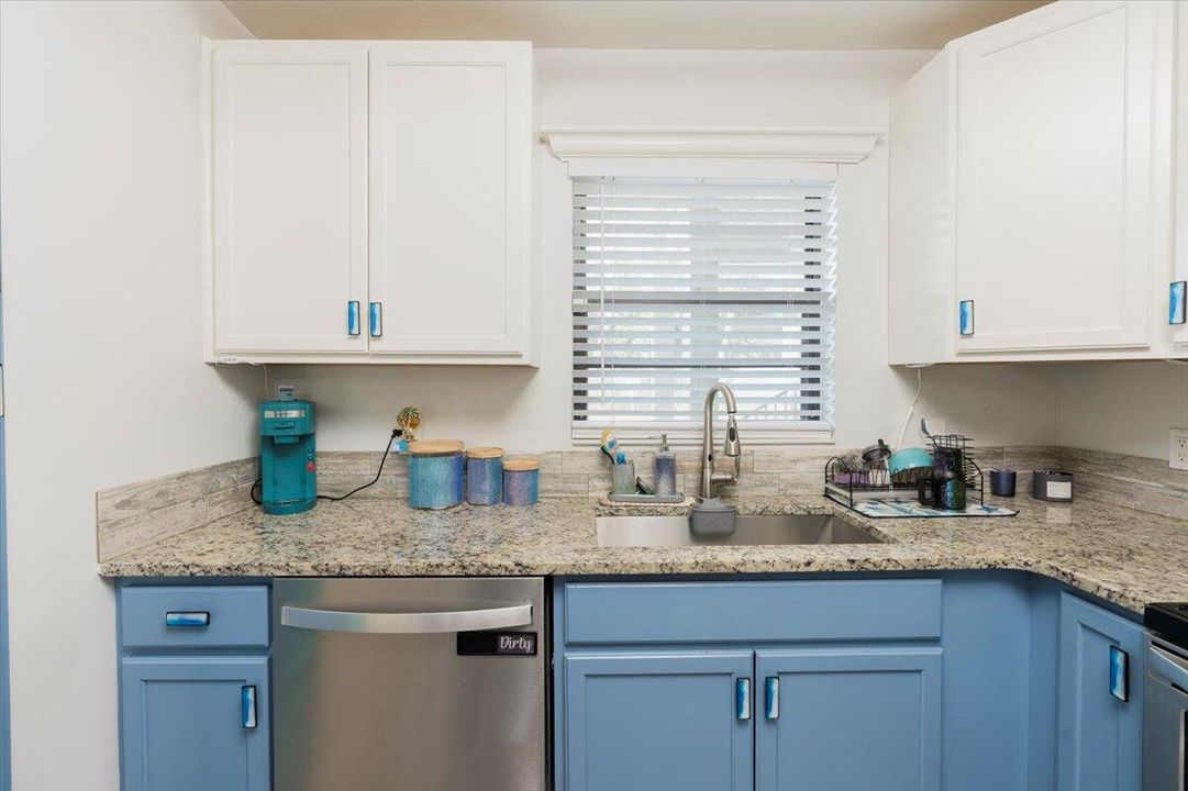 For Sale: $215,000 (2 beds, 2 baths, 1209 Square Feet)