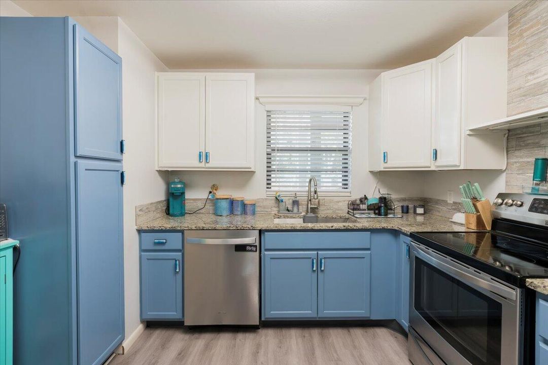 For Sale: $215,000 (2 beds, 2 baths, 1209 Square Feet)