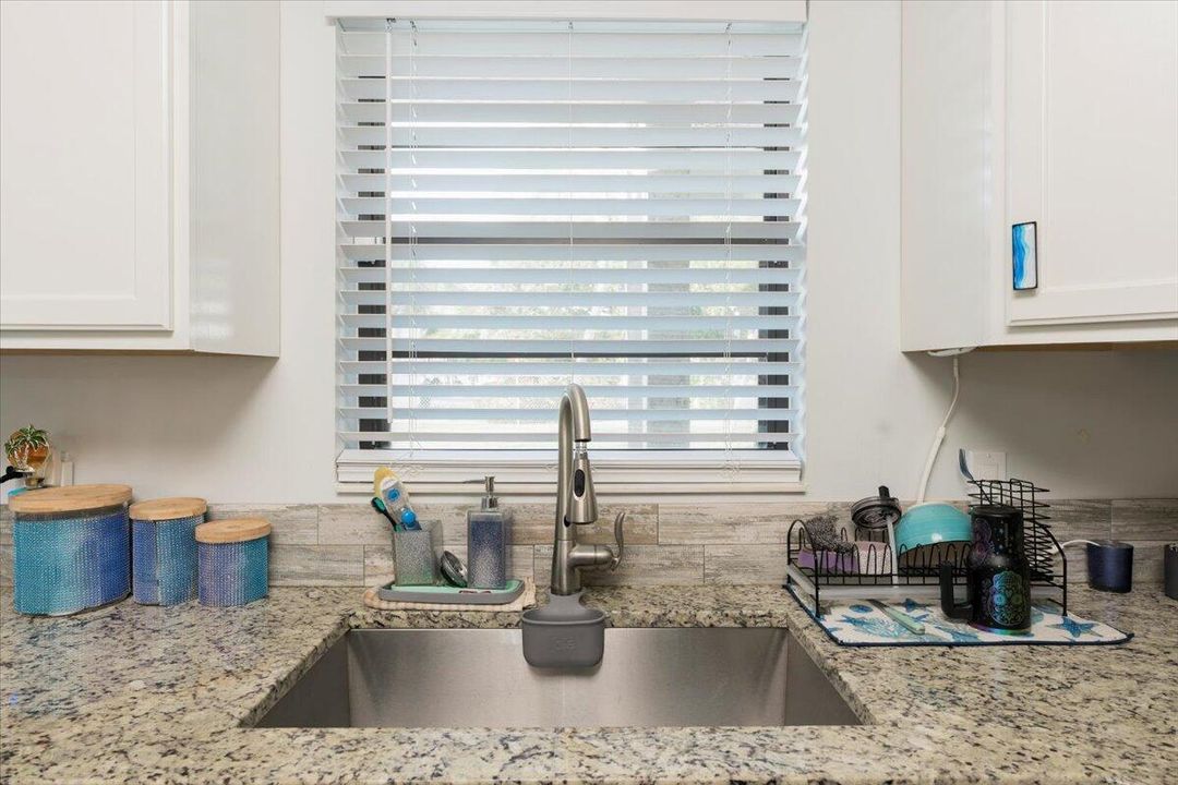 For Sale: $215,000 (2 beds, 2 baths, 1209 Square Feet)