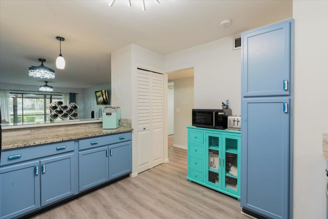 For Sale: $215,000 (2 beds, 2 baths, 1209 Square Feet)