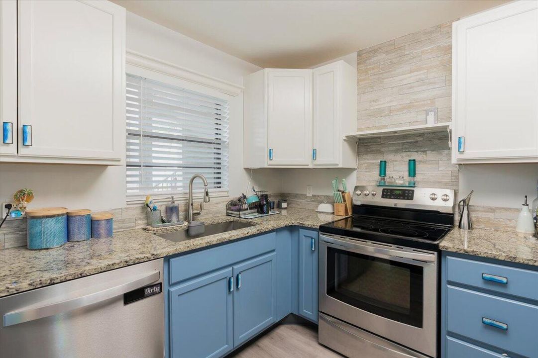 For Sale: $215,000 (2 beds, 2 baths, 1209 Square Feet)