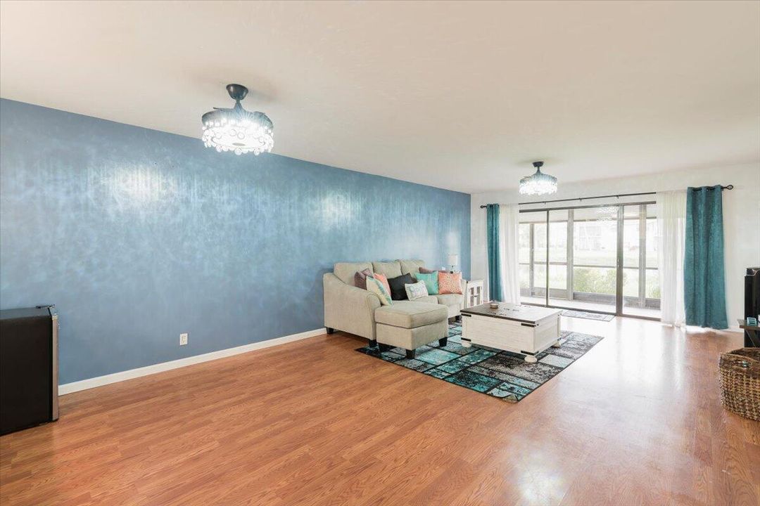 For Sale: $215,000 (2 beds, 2 baths, 1209 Square Feet)