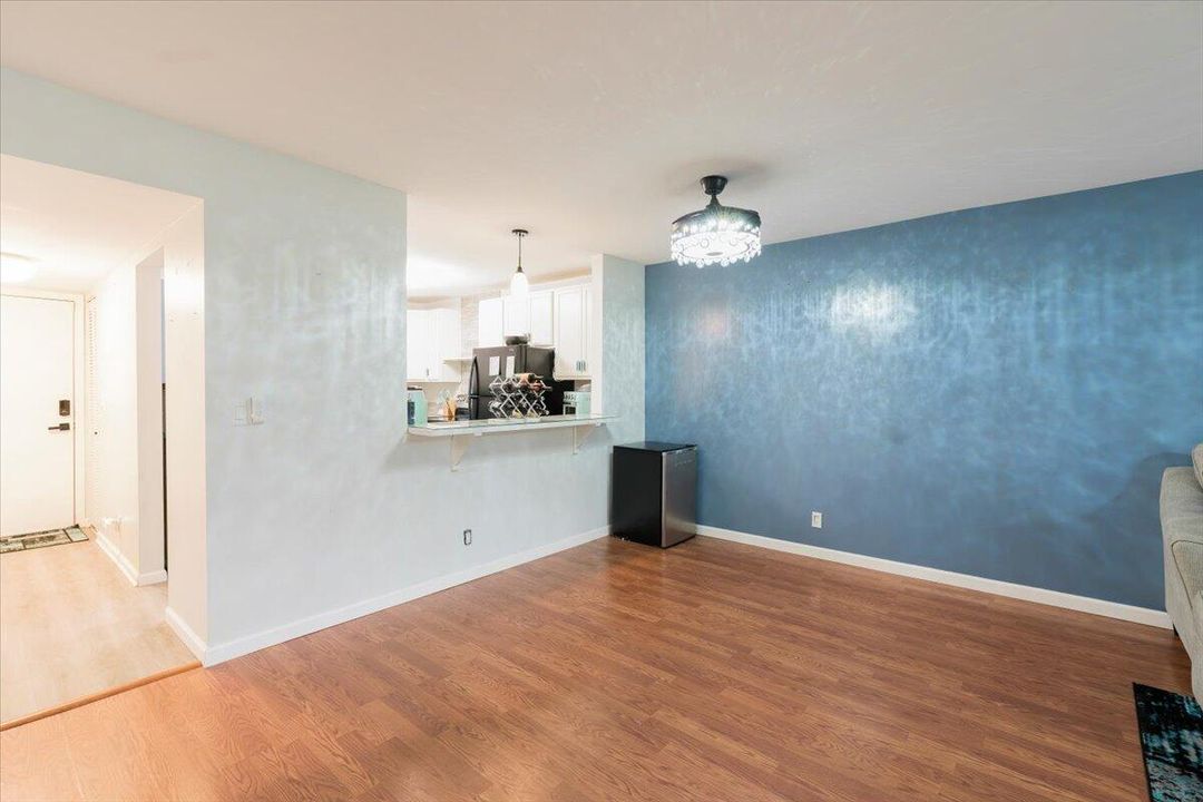 For Sale: $215,000 (2 beds, 2 baths, 1209 Square Feet)