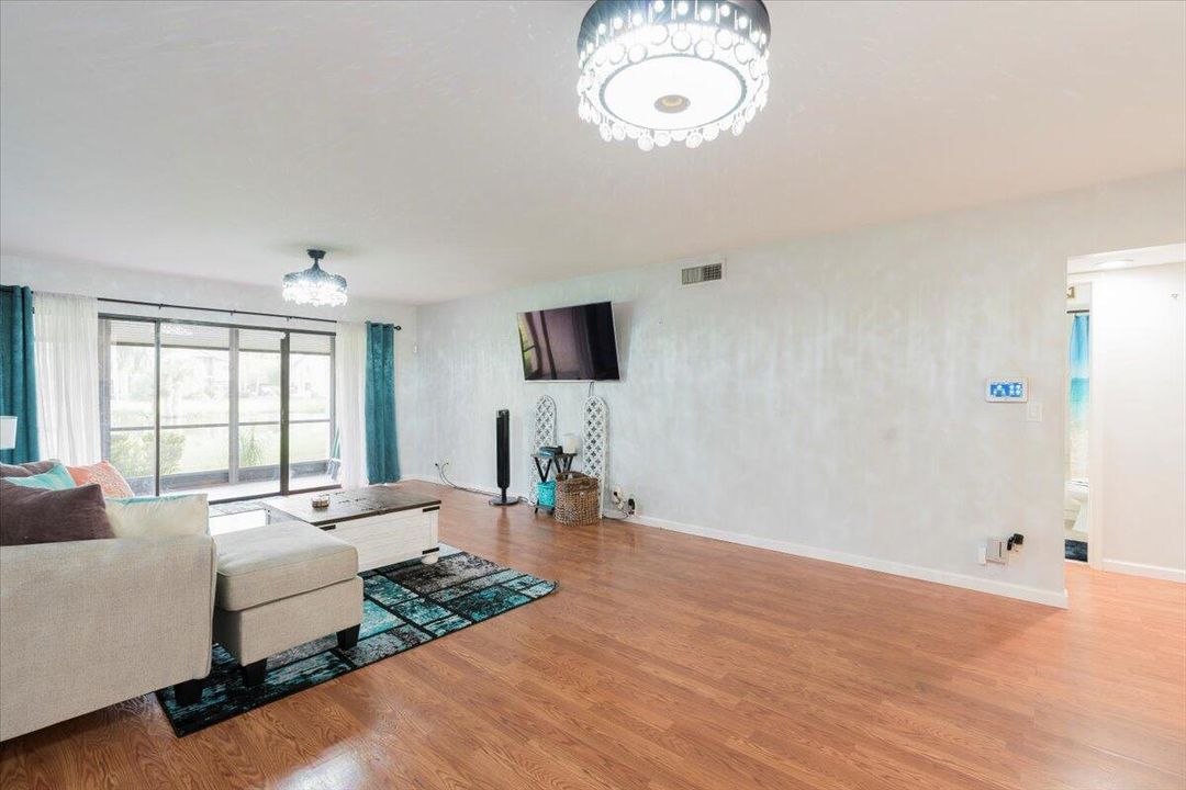 For Sale: $215,000 (2 beds, 2 baths, 1209 Square Feet)