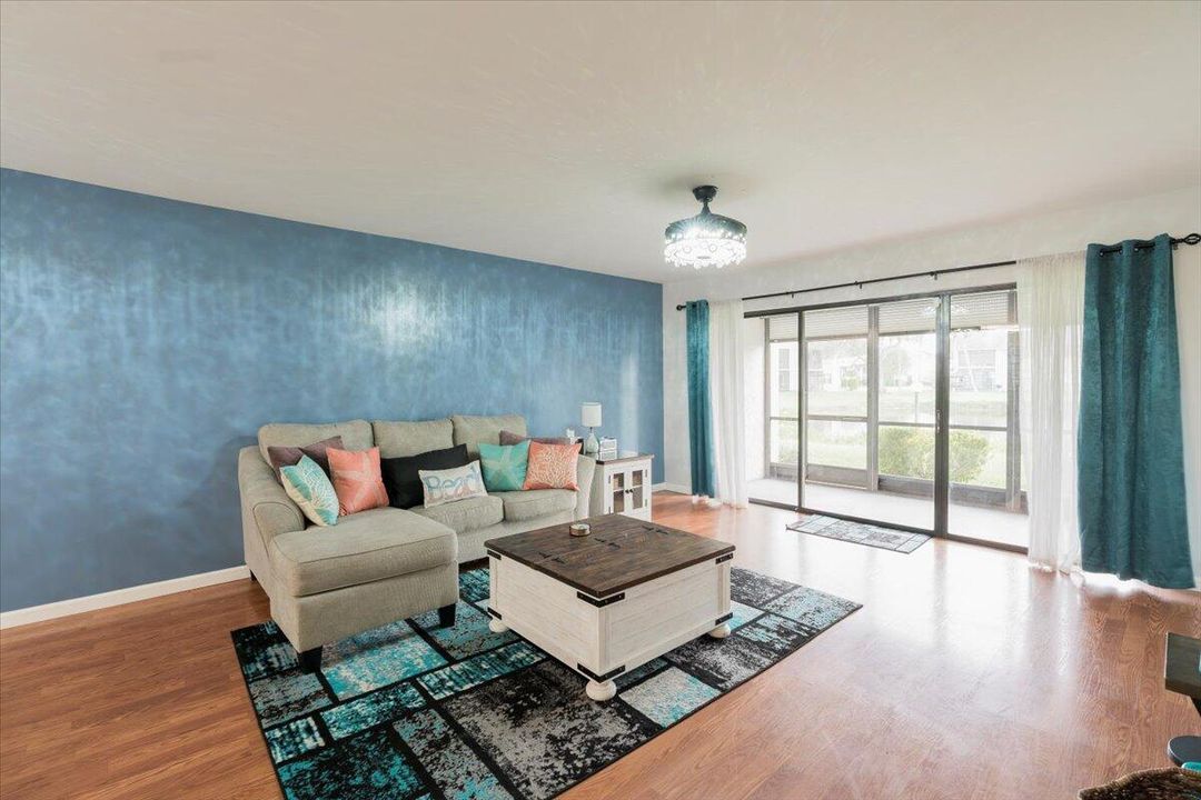 For Sale: $215,000 (2 beds, 2 baths, 1209 Square Feet)