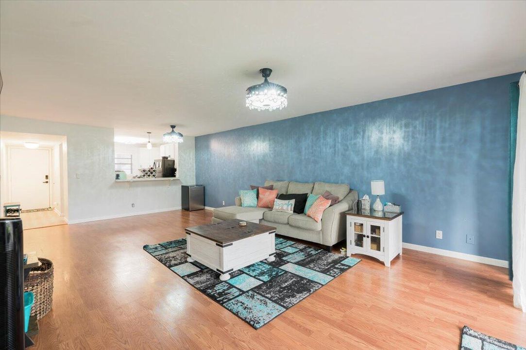 For Sale: $215,000 (2 beds, 2 baths, 1209 Square Feet)