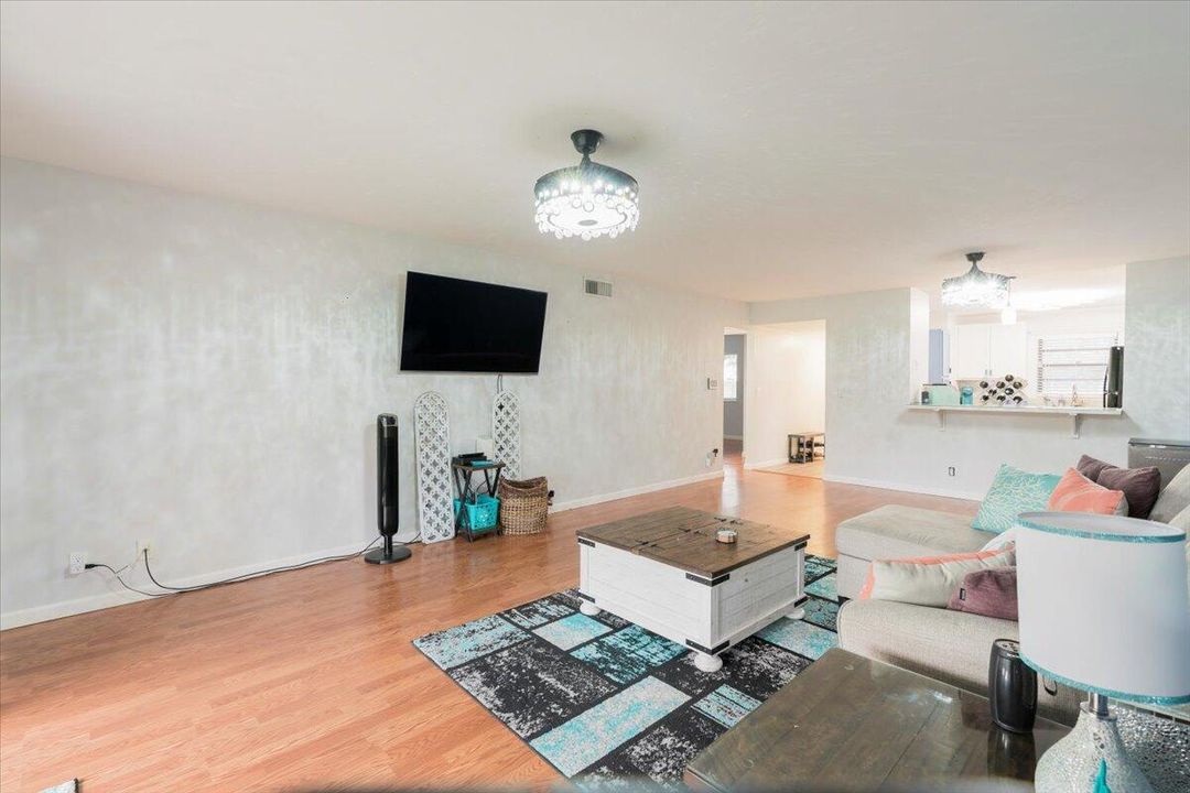 For Sale: $215,000 (2 beds, 2 baths, 1209 Square Feet)