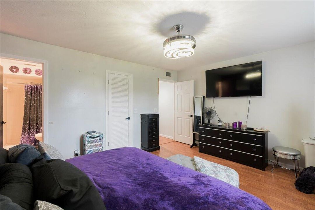 For Sale: $215,000 (2 beds, 2 baths, 1209 Square Feet)