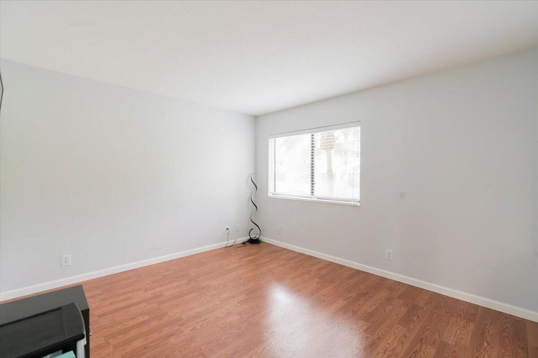 For Sale: $215,000 (2 beds, 2 baths, 1209 Square Feet)